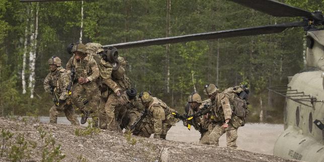 despues-del-anuncio-de-una-nueva-revision-de-la-presencia-militar-americana-en-europa,-los-aliados-au-defi-des-ambiguites-de-washington