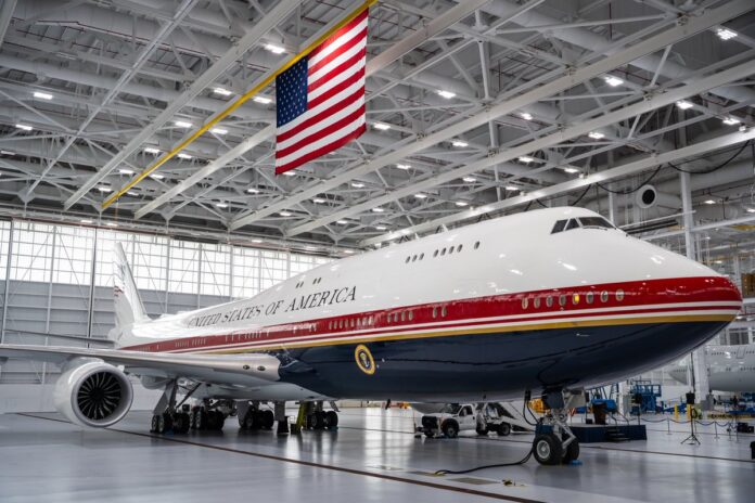 trump-desvela-el-nuevo-air-force-one:-un-boeing-de-lujo-con-los-colores-de-la-bandera-nacional