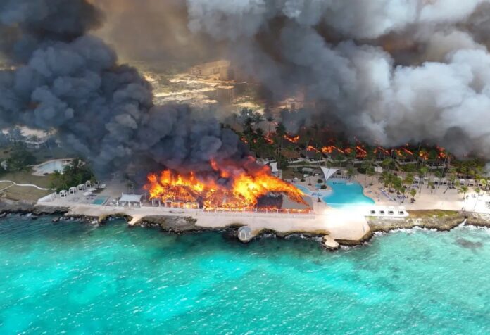 voraz-incendio-en-un-complejo-turistico-de-dominicana-dejo-al-menos-un-muerto-y-cerca-de-1.700-personas-evacuadas