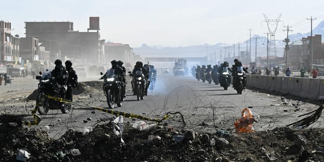 en-bolivia,-las-imagenes-de-bloqueos-paralizan-una-parte-del-pais-cuando-el-presidente-decreto-el-estado-de-excepcion.