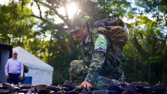 de-camuflados-a-camisetas:-las-ineditas-imagenes-blancas-de-la-dejacion-de-armas-de-99-combatientes-en-putumayo