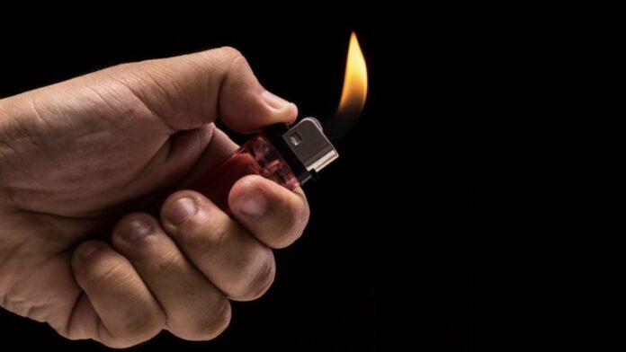 discutio-con-su-novia,-la-rocio-con-alcohol-e-intento-encenderla-fuego.
