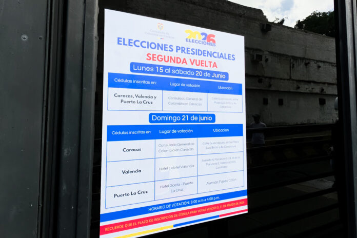 “no-quiero-que-colombia-sea-una-segunda-venezuela”:-colombianos-votan-en-caracas-durante-la-segunda-vuelta-presidencial