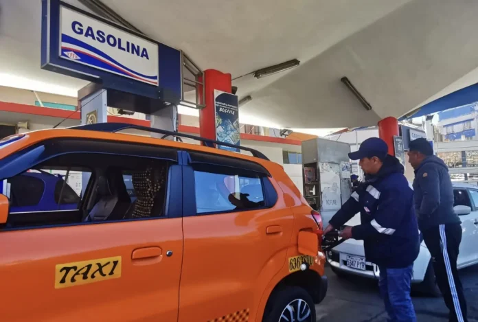el-alto:-ypfb-habilita-punto-movil-de-venta-de-gasolina