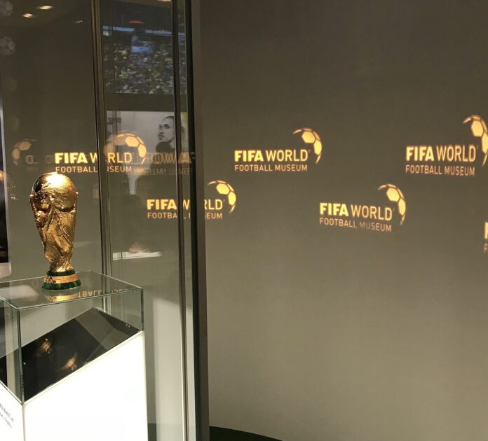 arabia-saudita-planta-su-bandera-en-el-mundial-mientras-se-retira-a-otros-lugares