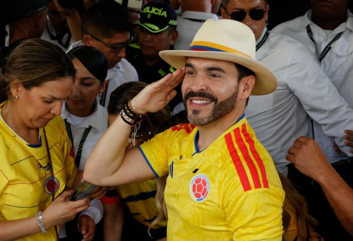 abelardo-de-la-espriella-voto-con-la-camiseta-de-la-seleccion-de-futbol:-“hoy-se-juega-el-partido-mas-importante-de-colombia”
