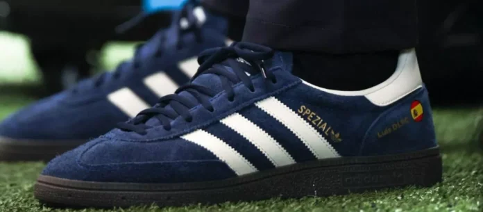 la-supersticion-de-luis-de-la-fuente-que-le-hace-llevar-siempre-la-bandera-de-espana-en-las-zapatillas