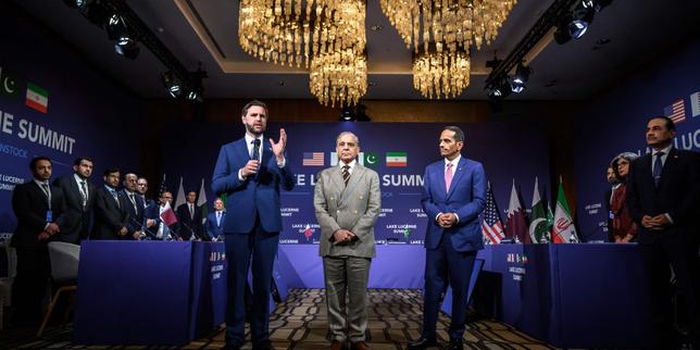 «-c’est-une-rencontre-historique-»-:-les-images-des-pourparlers-entre-l’iran-et-les-etats-unis