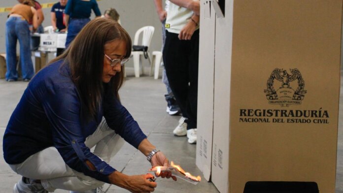 el-inusual-episodio-que-se-registro-en-la-plaza-mayor-medellin-tras-el-cierre-de-las-urnas:-un-voto-fue-quemado-en-la-mitad-del-punto-de-votacion