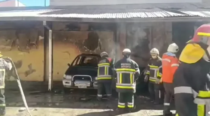 oruro:-incendio-en-un-parqueo-deja-seis-vehiculos-afectados