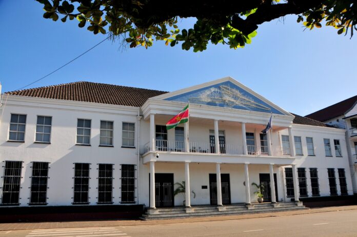 surinam-acusado-de-gastar-su-ganancia-inesperada-de-petroleo-antes-del-primer-barril