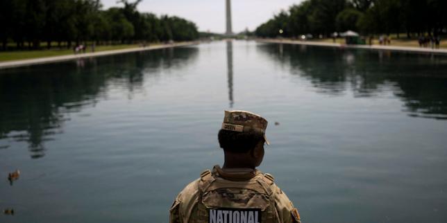 la-amenaza-de-donald-trump-“de-dos-anos-de-prision”-se-lleva-a-cabo-en-el-reflecting-pool,-en-washington