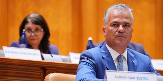 en-rumania,-adrian-vestea-se-hace-eco-de-obtener-la-confianza-del-parlamento,-le-pays-toujours-sans-premier-ministre