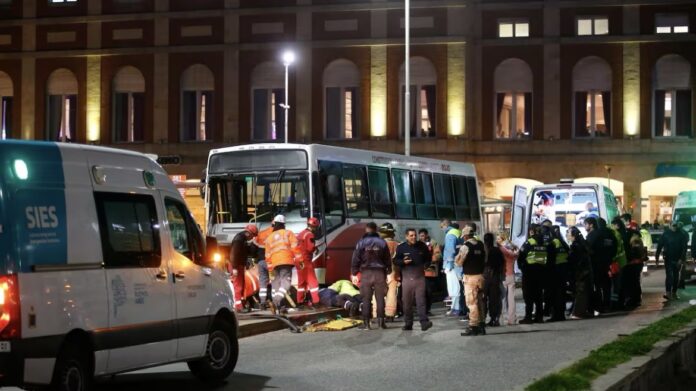 (imagenes-sensibles):-un-colectivo-se-subio-a-la-vereda-en-mar-del-plata-e-impacto-contra-una-parada-llena-de-gente