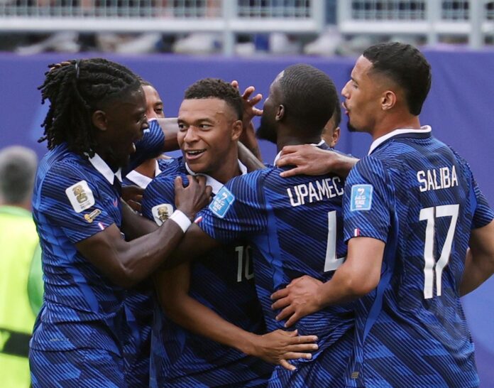 mbappe-anoto-dos-en-la-goleada-ante-irak-3-0-y-metio-a-francia-en-los-dieciseisavos
