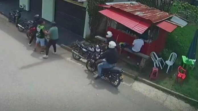 video-muestra-presunto-secuestro-de-un-hombre-en-cajibio,-cauca:-cuatro-hombres-armados-lo-habrian-obligado-a-subir-a-una-motocicleta