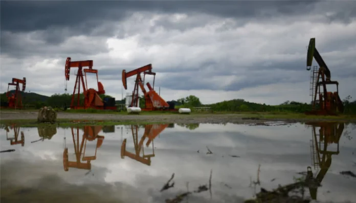 senales-de-distension-tumban-el-precio-del-petroleo-a-$us-77,90