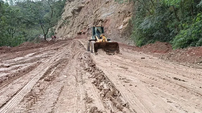 tras-las-lluvias,-el-abc-interviene-la-ruta-a-los-valles-crucenos