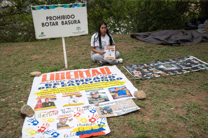 familiares-de-presos-politicos-frente-a-la-embajada-de-ee-uu-en-caracas-denuncian-que-les-impidieron-entregar-carta-a-john-barrett
