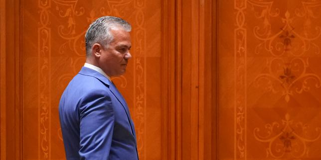 la-roumanie-se-enfrenta-a-la-crisis-politica,-en-el-fondo-de-la-montana-extrema-derecha.