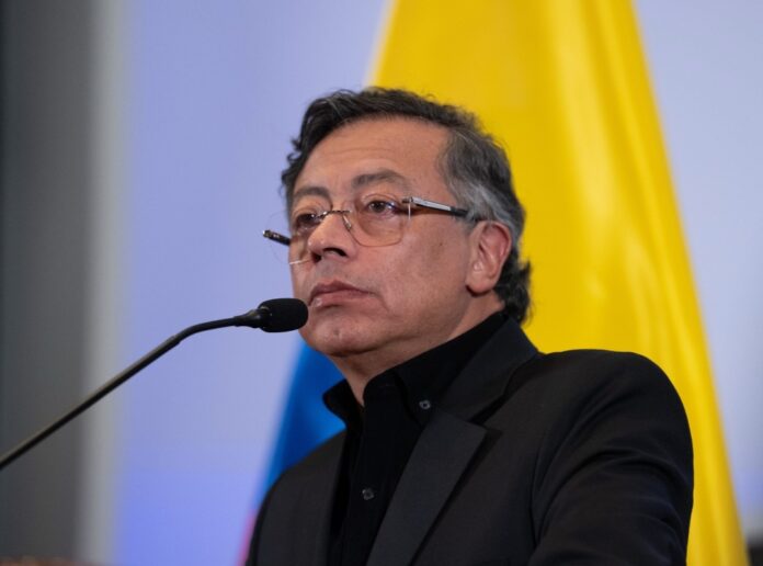petro-se-compromete-con-una-transicion-politica-y-su-paso-a-la-resistencia-pacifica