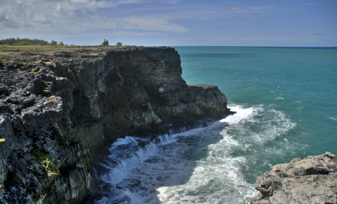 barbados-abre-sus-aguas-profundas-al-petroleo,-poniendo-a-prueba-a-un-campeon-climatico