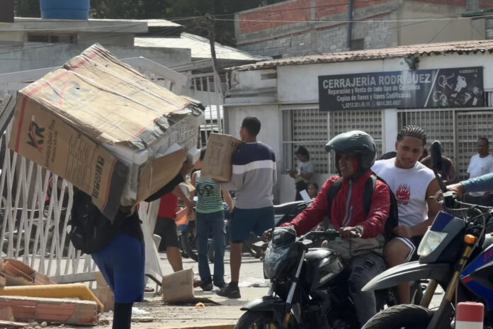 reportan-saqueos-en-comercios-afectados-por-los-terremotos-en-la-guaira