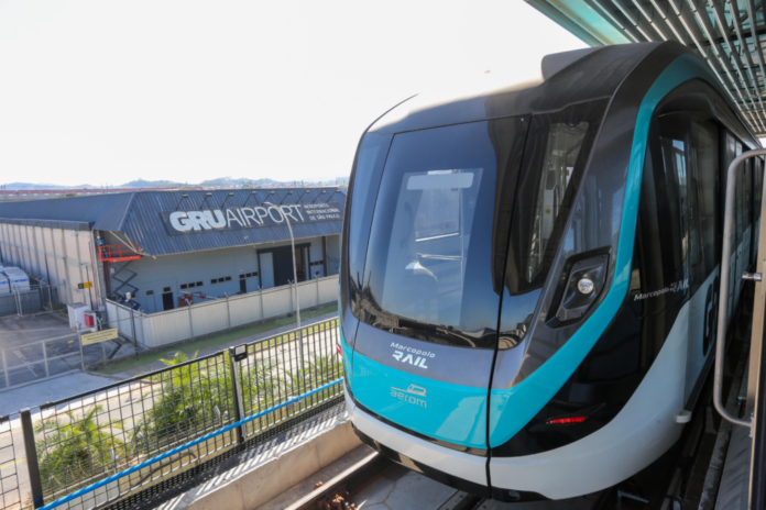 el-transportador-de-personas-del-aeropuerto-guarulhos-de-sao-paulo-finalmente-transporta-pasajeros