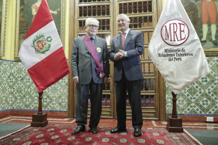 felipe-ortiz-de-zevallos-es-condecorado-en-la-cancilleria