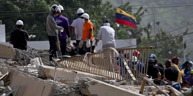 apres-le-double-seeisme-au-venezuela,-les-habitants-appellent-a-l’aide-pour-sortir-les-survivants-des-ruines
