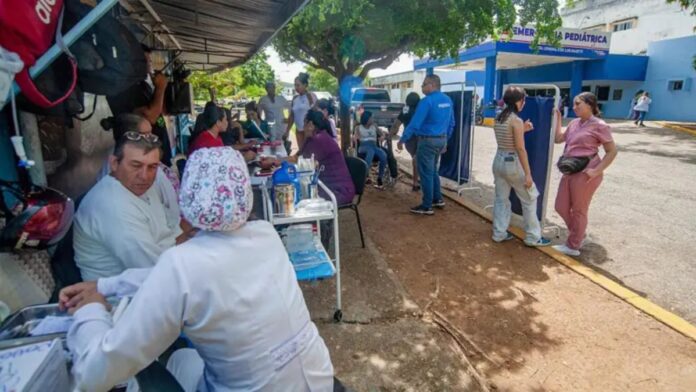 “hospitales-completamente-desbordados”:-como-el-terremoto-pone-mas-presion-al-ya-deteriorado-sistema-de-salud-de-venezuela