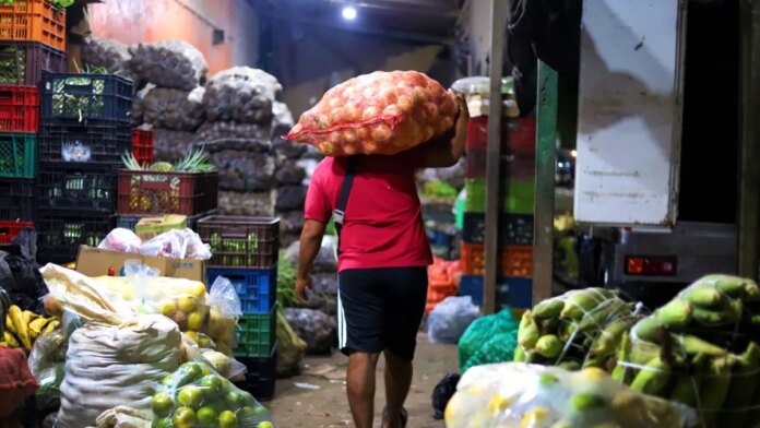 ‘barranquillita’,-el-centurion-de-la-noche-que-trabaja-cuando-todos-duermen:-historias-desde-el-mercado-de-abastos-mas-popular-de-la-ciudad