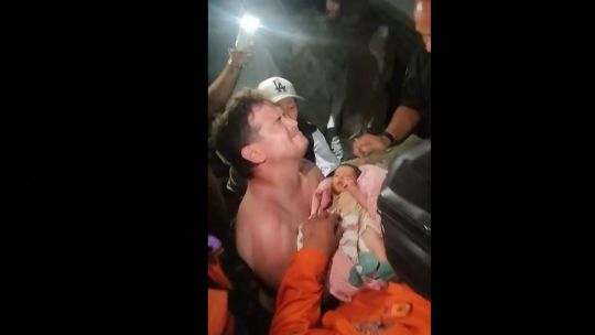 bebe-recien-nacido-rescatado-de-los-escombros-del-terremoto-en-venezuela