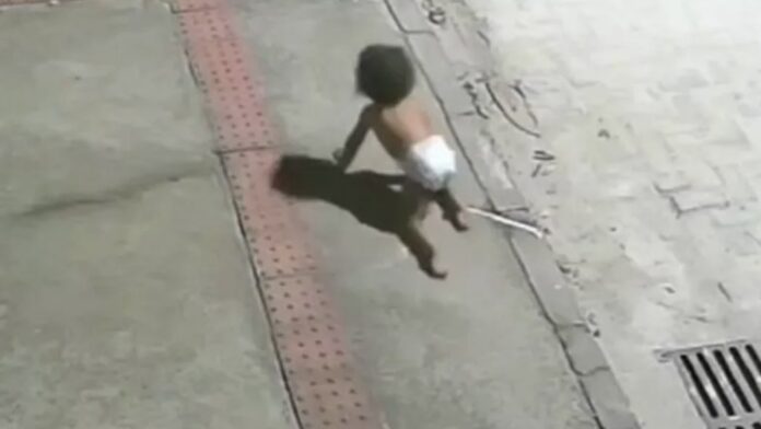 encontraron-a-una-beba-gateando-sola-por-la-calle