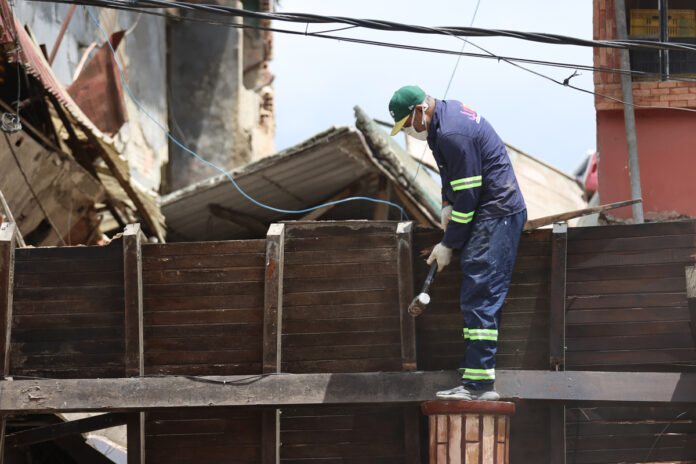 voluntarios-solicitaron-herramientas-y-vacunas-para-continuar-labores-de-salvamento-en-complejo-hotelero-de-tucacas