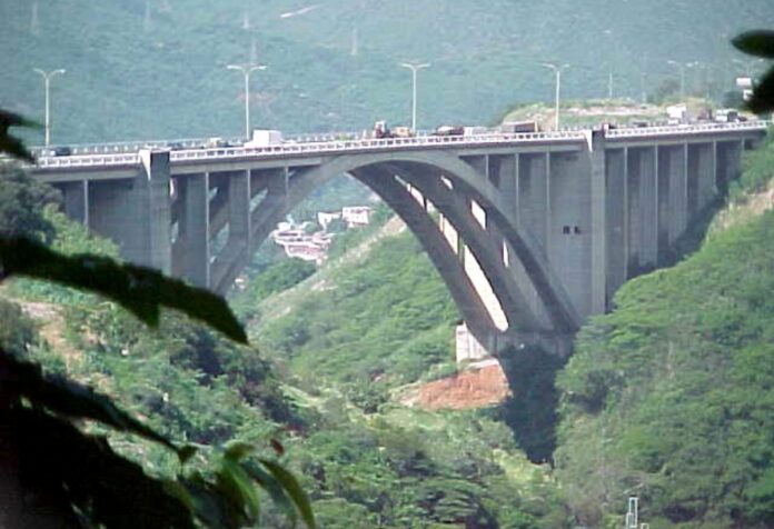 inspeccionaron-los-viaductos-de-la-caracas-la-guaira-tras-terremotos-y-descartaron-fallas-estructurales.