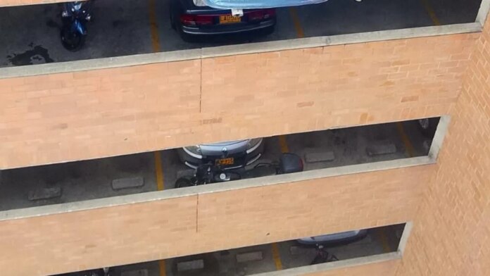 suspendido-en-el-vacio-a-20-metros-de-altura:-el-insolito-accidente-de-un-carro-que-quedo-colgando-del-septimo-piso-de-un-parqueadero-en-rionegro