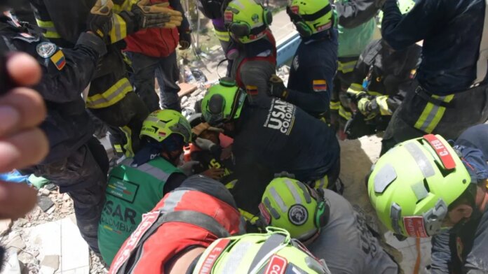 terremotos-en-venezuela:-rescatistas-colombianos-salvan-a-un-nino-de-11-anos-que-estaba-bajo-toneladas-de-escombros-de-la-tragedia-en-la-guaira