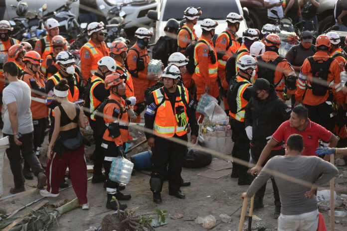 equipos-de-el-salvador-rescataron-con-vida-a-una-mujer-de-69-anos-que-quedo-atrapada-por-los-terremotos