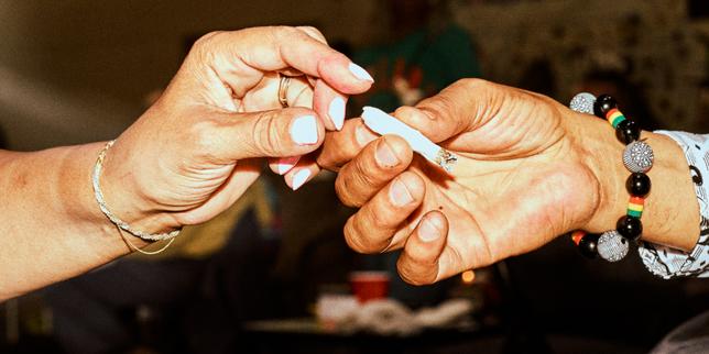 «-j’attends-une-heure-que-ca-fasse-effet,-et-je-dors-ensuite-colgante-dix-heures-»-:-aux-etats-unis,-le-cannabis-consome-par-de-plus-en-plus-de-seniors