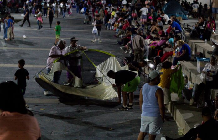 la-incertidumbre-de-vivir-en-la-calle,-una-noche-en-caracas-luego-del-terremoto