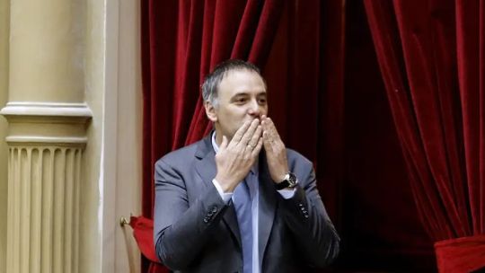 manuel-adorni-finalmente-dimite-como-jefe-de-gabinete-tras-meses-de-escandalo