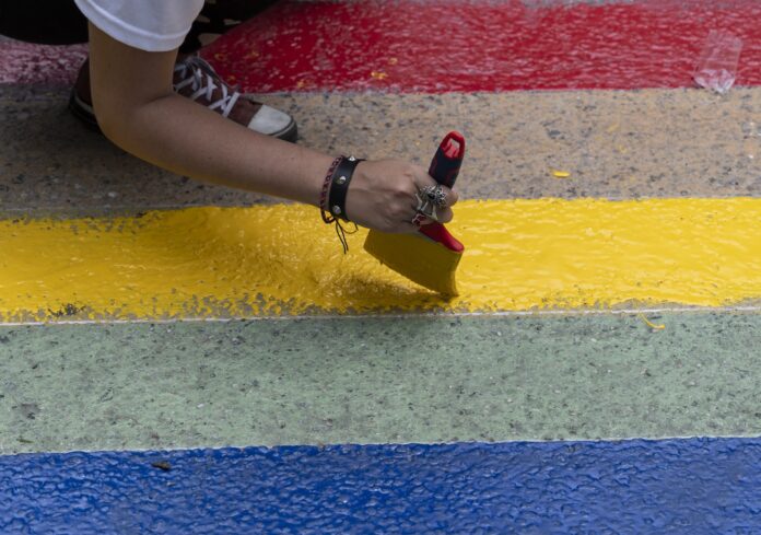 la-falta-de-proteccion-estatal-y-el-cierre-de-ong-agravan-la-vulnerabilidad-de-las-personas-lgbtiq+-en-venezuela