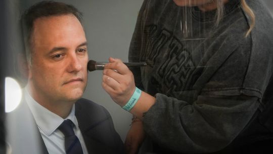de-viajes-a-riquezas-inexplicables:-los-escandalos-que-llevaron-a-la-dimision-de-manuel-adorni