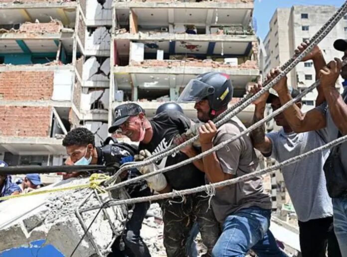 “hay-edificios-donde-no-se-ha-removido-ni-una-sola-piedra”:-crece-la-frustracion-en-venezuela-mientras-se-desvanece-la-esperanza-de-encontrar-mas-sobrevivientes