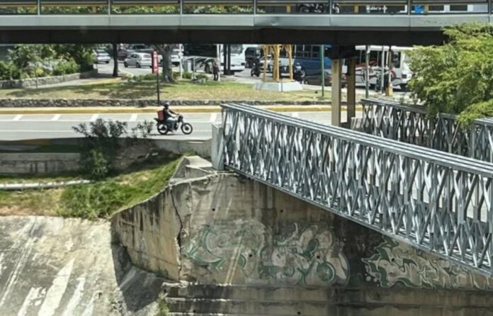 desmontan-puente-que-comunica-a-el-rosal-con-la-mercedes-para-llevar-a-caraballeda