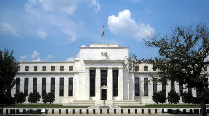 una-reserva-federal-de-linea-dura-y-la-restriccion-de-9-billones-de-dolares-en-los-mercados-emergentes