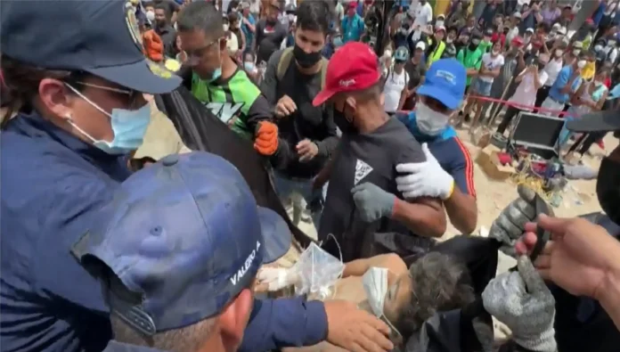 rescatan-con-vida-a-un-padre-e-hijo-debajo-de-los-escombros