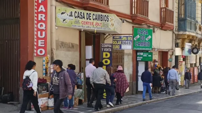 la-paz:-la-compra-del-dolar-se-cotiza-hasta-en-bs-10,50-y-hay-escasez-en-casas-de-cambio