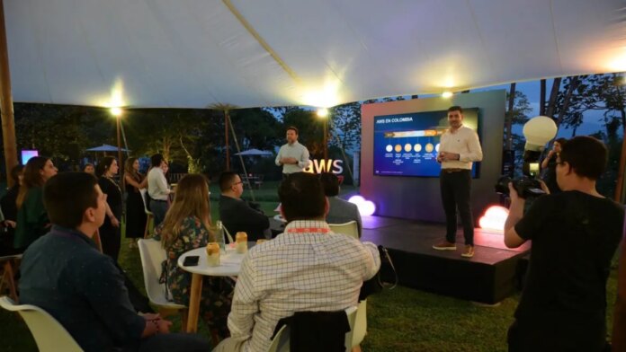sin-ser-experto-en-tecnologia:-medellin-le-ensena-inteligencia-artificial-desde-cero-para-que-acceda-a-los-empleos-del-futuro